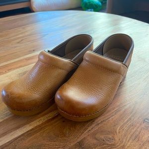 Dansko Professional Honey Distressed Size 6/6.5